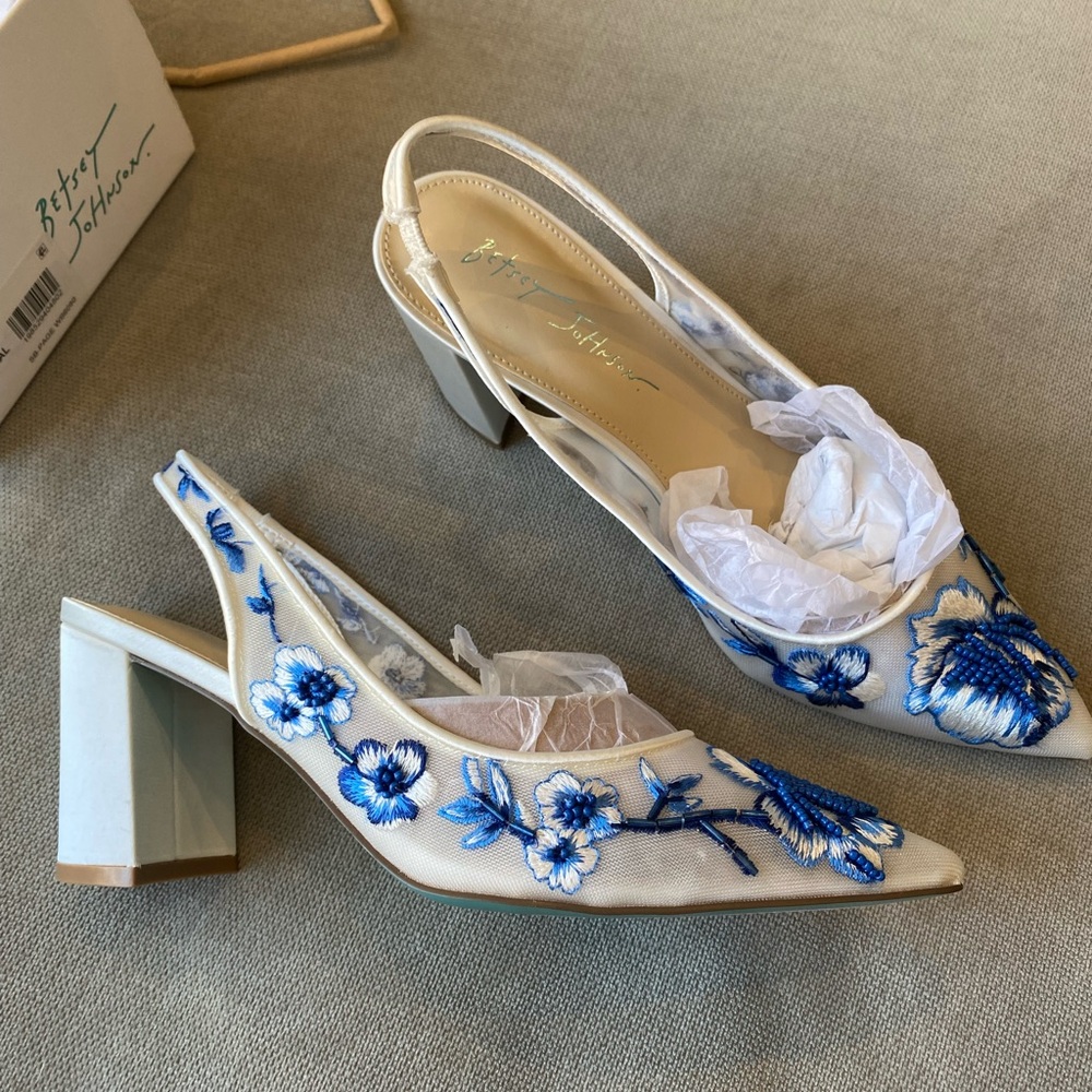 NIB Betsey Johnson Page Heels White/Blue Floral